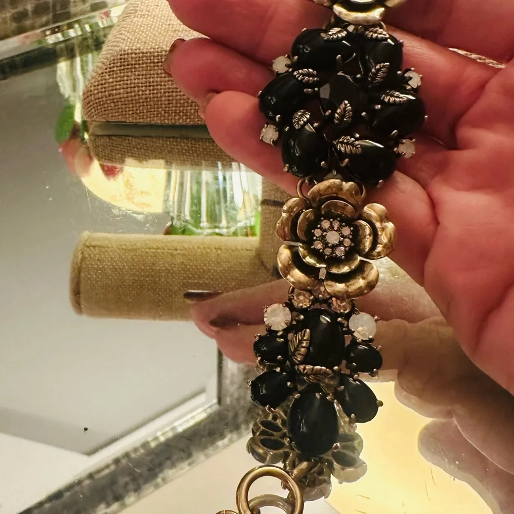 Exquisite Chloe + Isabel Black and Goldtone Floral Bracelet Intricate Accents - Picture 3 of 16